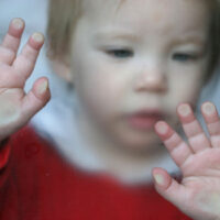 In einem heutigen Artikel auf Golem berichtete man über eine Grundschule in Hamburg die Schülern angeblich verweigerte Essen zu erhalten, wenn sie nicht ihren Fingerabdruck für den Zahlungsvorgang hinterlassen. Die Firma "People and Projects" schrieb dazu: "An Ihrer Schule verlief das Einlesen der Fingerprints für die zukünftige Essenausgabe turbulent. Im Eifer des Gefechts sind Fehler passiert." Das es technische Mängel geben kann oder Probleme mit dem Personal sei einfach mal dahingestellt, aber das man in Schulen ernsthaft damit beginnt, Essen gegen Fingerabdruck mit dem Argument der anonymen Zahlung, ist irgendwie erschreckend. Angeblich soll durch das System sichergestellt werden, dass man Kinder die aus ärmeren Familien stammen nicht mehr so leicht erkennen kann durch reduzierte Preise bei der Essensausgabe. Doch dieses Problem beginnt doch nicht bei der Essensausgabe, sondern bereits an ganz anderer Stelle. Als würden Kinder untereinander nicht reden oder nicht erkennen, dass einer ihrer besten Freunde nicht immer mit der neusten [&hellip;]