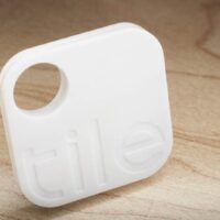 Für vergessliche und suchende wird das Leben in Zukunft etwas einfacher und ehrlich gesagt, ich gehöre auch dazu… “Tile” nennt sich ein flaches quadratisches Stück Plastik welches man über sein Smartphone orten kann per Ton oder Annäherungssensor. Aber auch die “Community” wird ggf. genutzt um z.B. geklaute Gegenstände wieder zu finden an denen ein “Tile” haftet wie z.B. dem Fahrrad. Kommt ein Anwender, der Tile auf seinem Smartphone installiert hat, in der Nähe des gestohlenen Gegenstandes vorbei, so erhält der Besitzer eine Information über den Standort des vermissten Gegenstandes. Ein “Tile” hat eine Lebenserwartung von etwa einem Jahr, danach muss man sich ein neues beschaffen, denn dann geht dem Gerät der Saft aus. Mit derzeit 18.95 Dollar (Einführungspreis) pro “Tile” leider kein echtes Schnäppchen. Und ob das Gerät auch in Deutschland erscheinen wird, steht noch auf einem anderen Papier.http://www.thetileapp.com/