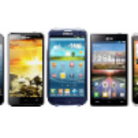 Ist es euch eigentlich auch schon passiert, dass ihr Menschen begegnet die noch kein Smartphone haben? Ja, diese kleine Gruppe an Rebellen, die gibt es noch wirklich auf dieser Welt und dann steht man vor einem großen Problem, sollte es zu einem persönlichen Gespräch kommen… Man weiß nicht über was man reden soll und zückt unweigerlich sein eigenes Smartphohne, präsentiert die neusten Apps und die letzten Urlaubsfotos. Wie ein Dirigent wischt man über das sensitive Glas und führt ein Sagenhaftes Konzert auf, beantwortet nebenbei noch schnell eine wichtige E-Mail und fix noch ein Foto vom Essen das bei Facebook einen festen Platz bekommt, damit alle anderen Smartphonefreunde wissen, was man heute tolles gemacht hat. Doch wie sieht noch mal die Welt ohne Smartphone aus und was tun Menschen, die sich bisher diesem Sog entziehen konnten? Die Antwort liefert Extra3… oder vielleicht auch nicht. ﻿ Leben ohne Smartphone Ein Leben ohne Smartphone, ist [&hellip;]