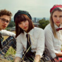 Willkommen zum ersten Beitrag nach dem Start der 64. Berlinale. In diesem Jahr möchte ich gerne versuchen, euch etwas näher an das Filmgeschehen rund um die Berlinale zu bringen und möchte gerne von den Filmen berichten, die ich bei den Filmfestspielen erleben durfte. Schwerpunktmäßig besuche ich auf der Berlinale schon seit mehreren Jahren die Sektion “Generation” die ein breites Spektrum an Filmen für Kinder und Jugendliche präsentiert. Doch sollte man diese Sektion bei weitem nicht unterschätzen und auch nicht mit anspruchslosen Kino rechnen. Die “Generation” erfreut sich immer größerer Beliebtheit und am Ende gibt es auch hier einen gläsernen Bären für die Gewinner des besten Kinderfilms sowie Jugendfilms in einer Preisverleihung. Doch wollen wir nicht zu weit abweichen und kommen wir gleich zum großen ganzen :-) Mein erster Film auf der 64. Berlinale wurde der Eröffnungsfilm der Generation 14plus. Hinter dem unscheinbaren Titel “God Help the Girl” verbirgt sich eine [&hellip;]