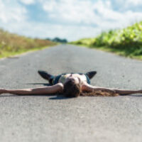 Mein gestriger zweiter Film in der Generation 14plus wurde Supernova, ein weiterer Film aus den Niederlanden. Eigentlich stehen Niederländische Filme bei mir hoch im Kurs, doch Supernova schlägt da irgendwie eine andere Richtung ein. Über den Film Das Leben in der Einöde kann einfach nur langweilig sein. Meis lebt sprichwörtlich in der Pampa und das einzige Highlight ist eine Straße die um die Ecke führt, verbunden mit der Hoffnung das endlich mal wieder ein Auto in das Familienhaus brettert, welches eben genau an der Ecke steht. Das haben auch schon einige zuvor geschafft und sie alle haben eine eigene Box bekommen auf denen der Name steht und meist eine Postkarte drin liegt. Wie man nun merkt, ist auch Meis Familie etwas eigenwillig. Die Mutter versucht ständig so attraktiv wie ihre Tochter zu sein und posiert vor dem Spiegel oder will eigentlich auch lieber in die Stadt ziehen, ihr Vater ist [&hellip;]