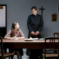 Tag 4 der 64. Berlinale war für mich ein entspannter Tag, denn auf dem Plan stand nur ein Film am Abend im Friedrichstadt-Palast. Gesehen habe ich einen deutschen Beitrag für den diesjährigen Wettbewerb der Berlinale, den Spielfilm “Kreuzweg” (Stations of the Cross). Also auch mal ein Film außerhalb der Generation :-) Über den Film: Kreuzweg ist ein Film welcher klar in 14 einzelne Parts eingeteilt wurde. Vor jedem Orts- bzw. Situationswechsel bekommt man als Zuschauer eine schwarze Einblendung mit weißem Text die stets im Zusammenhang mit dem Glaube an Gott stehen. In der ersten Szene gibt es einen längeren Dialog in einem im Souterrain gelegenen Schulungsraum. An der Wand ist deutlich ein Kreuz zu sehen, davor sitzt der Pfarrer gemeinsam mit seinen jüngeren Schülern und erklärt ihnen den waren alten glauben der ursprünglichen Kirche, also traditionellen Katholizismus. Bereitwillig gehen die Kinder der kleinen Gruppe auf die Fragen des Pfarrers ein [&hellip;]