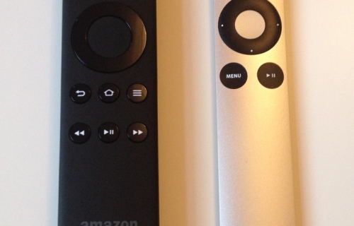 Die Fernbedienungen (links Fire TV, rechts Apple TV)