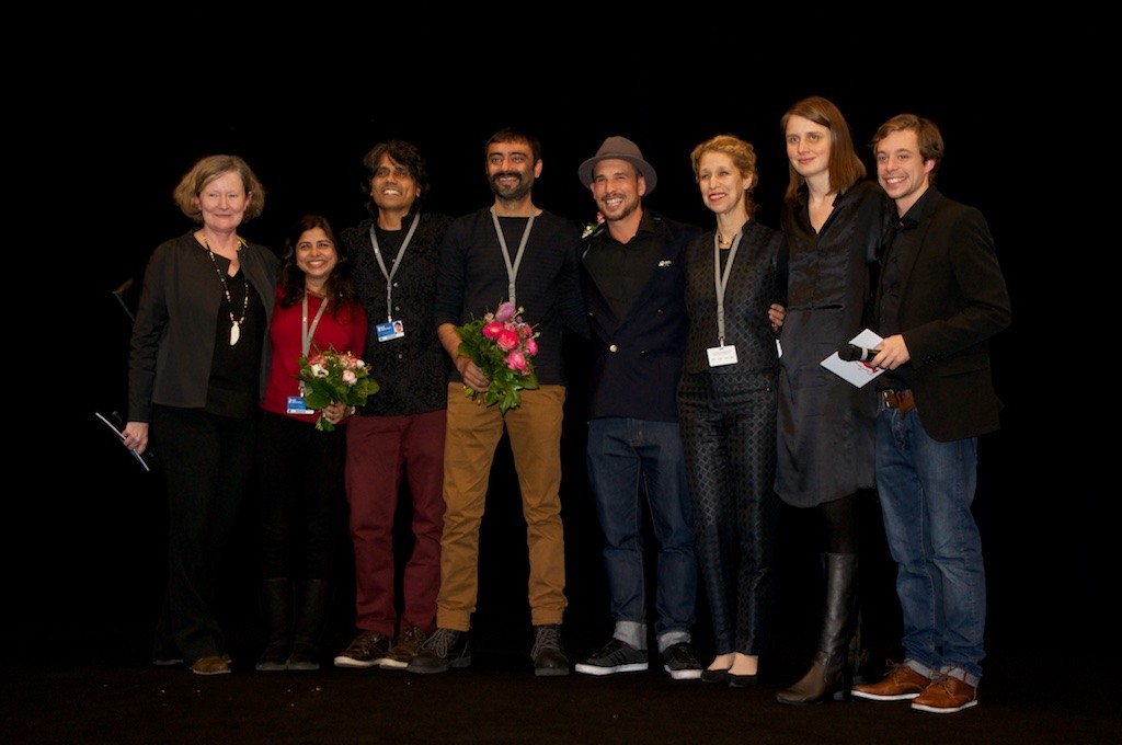 Das Team von Dhanak im Gruppenbild mit der internationalen Jury