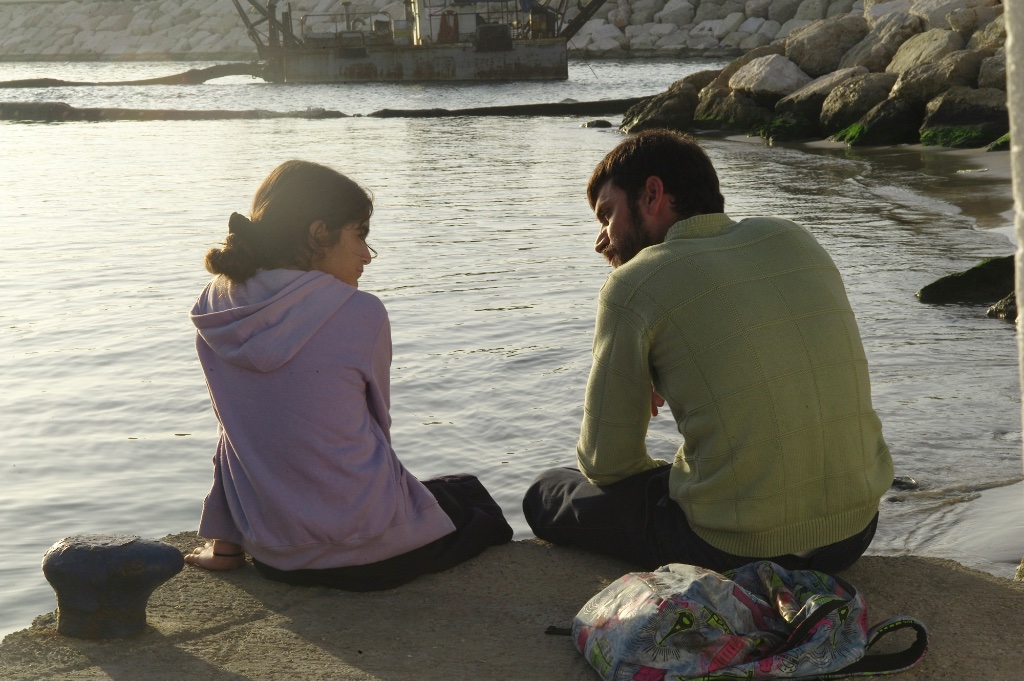 Ruhi und Shlomi sitzen gemeinsam an einem Hafen | © Amit Berlovitz