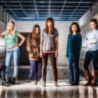 Über den Film: Es beginnt alles mit einem Selbstmord an einer Hochschule in Schweden. Ab diesem Zeitpunkt beginnen 6 Schülerinnen langsam gewisse Fähigkeiten zu entdecken, die sie jeweils beherschen wie zum Beispiel die Kontrolle über andere Mitmenschen, telekinetische Fähigkeiten oder unsichtbar zu werden. Sie alle haben jedoch bisher nichts miteinander zu tun gehabt, teilweise sind sie sich sogar aus dem Weg gegangen, doch eben jener Selbstmord sorgt bei einer Abschiedsrede der Direktorin für eine erste unbewusste Begegnung der 6 Schülerinnen. Eines Abends aber sehen sie alle einen roten Vollmond umd plötzlich wandern sie völlig unbewusst an einen Ort im Wald. Sobald sie dort an einer alten maroden Holzbühne angekommen sind, wachen sie aus ihrer Trance auf und sehen, wie die anderen auf selbige Weise zu ihnen dazustoßen. Die Verwirrung steht allen dabei ins Gesicht geschrieben und einige zeigen sich über die Anwesenheit anderer, absolut nicht erfreut. Dann aber erhebt sich […]