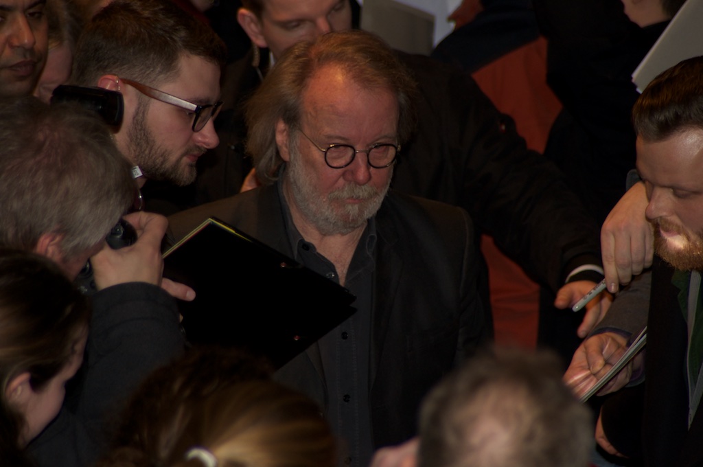 Das ehm. ABBA Mitglied Benny Andersson (Produzent) umringt von Autogrammjägern | © 2015 MOTIVHIMMEL