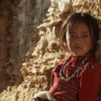 Filmtitel: Original: Gtsngbo Englisch: River Deutsch: Fluss Über den Film: Der Film “Fluss” spielt in Tibet und es geht um das Mädchen Yangchan, welches gemeinsam mit ihren Eltern in einem kleinen Dorf in der Steppe lebt. Ihr Leben ist alles andere als unkompliziert und ereignisreich. Die Mutter ist schwanger und recht mürrisch während der Vater unter div. Problemen leidet. Vor allem scheint ihn hier ein Zwiespalt mit seinem eigenen Vater zu beschäftigen. So sucht er zwar auf bitten seiner Frau diesen auf um Lebensmittel vorbei zu bringen, doch am Ende betritt er nie die Gebetshöhle in der jener sich zurückgezogen hat. Er ist ein sehr hoch angesehener Mönch in der Umgebung, der schwer erkrankt ist und vermutlich auch daran sterben wird. Die Einheimischen besuchen ihn aus diesem Grund derzeit sehr intensiv, um ihm gegenüber ihre Genesungswünsche auszusprechen. Yangchans Vater vermeidet trotz dieser Fakten den Kontakt zu ihm und er schickt […]