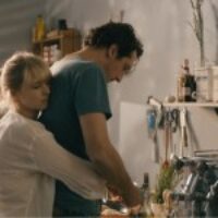 Über den Film: Die etwas tollpatschig anmutende Hedi Schneider arbeitet in einer großen Agentur als Kundenberaterin und führt ein sehr normales Leben mit ihrer Familie, bestehend aus ihrem Mann und einem jüngeren Sohn. Auf dem Weg zum Büro bleibt sie im Gebäude im Fahrstuhl stecken und erlebt hier dann einen sehr speziellen Dialog mit einem Servicetechniker, wie er im Buche steht. Als sie mit einiger Verspätung an ihrem Arbeitsplatz (eine recht überschaubare Parzelle die sie sich mit einem Kollegen teilt), folgt sogleich der nächste skurille Dialog mit ihrem Kollegen, welcher sichtlich darüber pikiert ist, das Hedi ausgerechnet seine Kaffeetasse benutzt und im selben Zug auch noch ein paar andere Dinge an Hedis verhalten moniert wie z.B. das leise mitlesen während sie schreibt. Am Folgetag fehlt von ihrem Kollegen jedoch jede Spur und sie erfährt schließlich, dass sich jener per Selbstmordversuch beinahe das Leben genommen hat. Erstmal erlebt sie ihren Tag […]