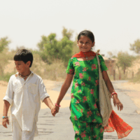 Über den Film: Pari und Chotu sind unzertrennliche Geschwister und das nicht ganz grundlos, denn ihr etwas jüngerer Bruder (Chotu) ist erblindet. Schon in der Anfangsszene sieht man, wie rührend und aufopfernd sie sich um ihren Bruder kümmert. Den täglichen Schulweg laufen zum Beispiel beide jeden Tag gemeinsam ab und sie verkürzen ihn damit, sich gegenseitig frei erfundene Geschichten zu erzählen. Eine Münze von Chotu entscheidet hier immer aufs neue, welcher Filmstar heute die Hauptperson jener Geschichte werden soll. Während Chotu den Filmstar Salman vergöttert, einen indischen Actionheld, schwärmt Pari hingegen von den romantischen Mädchenheld und Gönner Shahrukh Khan. Doch ein Versprechen gegegnüber ihren Bruder bringt Pari langsam in eine gewisse Bedrängnis, denn sie hat ihm erzählt, dass er zu seinem 9. Geburtstag sein Augenlicht wieder erhalten wird und endlich einen Regenbogen zu sehen bekommt. Die Zeit um dieses Versprechen einzulösen drängt jedoch, denn es verbleiben dafür nur noch wenige [&hellip;]