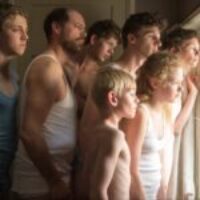 Über den Film: Katelijne lebt in einer Großfamilie in einem kleinen Dorf mit recht eingeschworener Gemeinschaft. Die siebenköpfige Familie betreibt einen größeren Bauernhof gehört einer protestantischen Sekte an. Ihre Eltern sind sehr mürrisch und leben Ihren Alltag sehr strukturiert und sachlich ohne ein Lächeln auf dem Gesicht und auch die unterschiedlich alten Kinder zeigen eher wenig Lebensfreude. Die einzige die diesen Rahmen ständig zu sprengen scheint, ist Katelijne. Sie durchbricht immer wieder die Regeln der Familie und versucht damit ihr Leben etwas lebenswerter zu gestalten. Nur einer ihrer älteren Brüder hat dafür offensichtlich Verständnis, denn auch er sucht die Flucht aus dem Dort und möchte am liebsten nach Kanada ausreisen. Ihre beiden kleinsten Brüder werden von ihr immer mit Märchen versorgt, welche sie sich selber ausdenkt. Märchen zu lesen und gar vorzulesen, ist ebenfalls gegen die Regeln dieser Sekte, Sie setzen einen nur Flausen in den Kopf und können einen [&hellip;]