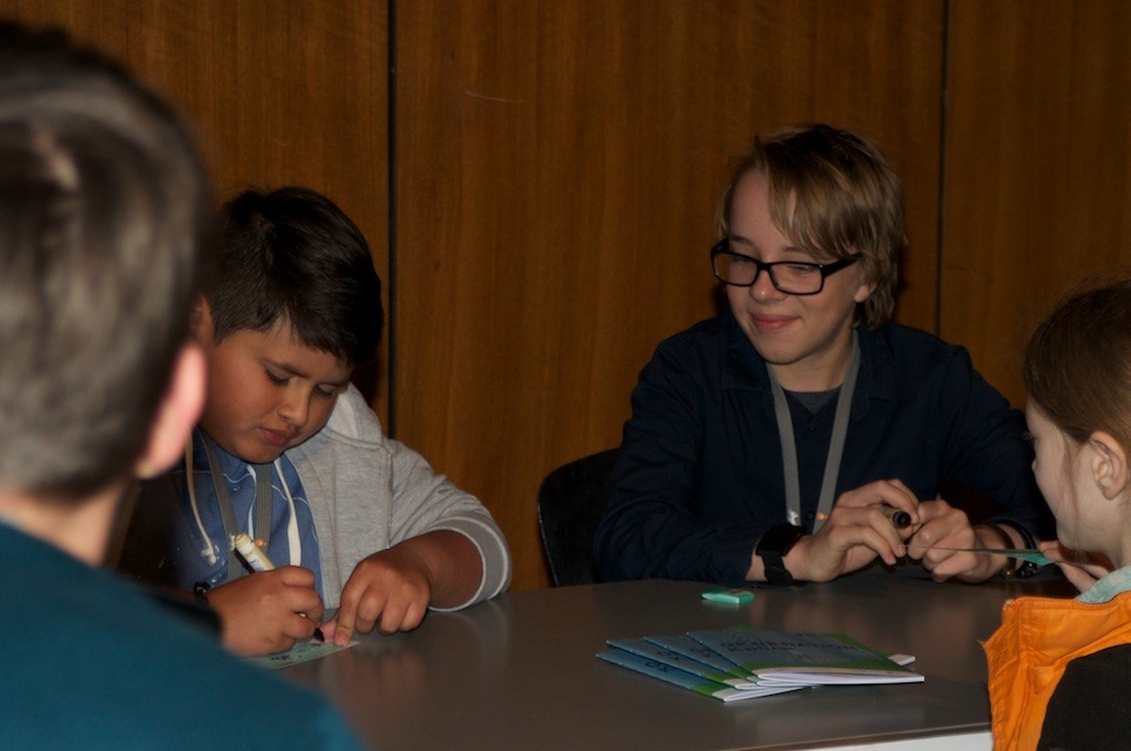 Ed Oxenbould und Julian Dennison bei der Vergabe von Autogramen | © MOTIVHIMMEL