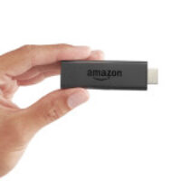 Ende des vergangenen Jahres schickte Amazon seine Fire TV (zum Artikel) ins rennen, ein Gerät mit dem man vor allem Inhalte aus Amazon Prime auf sein TV Gerät bekommen kann. Nützlich ist dies vor allem für die Menschen, die kein Smart-TV besitzen bzw. auf dessen Smart TV keine Anwendung für Amazon Prime vorliegt. Das reichte Amazon aber offensichtlich nicht aus, um diesen wachsenden Markt zu erreichen und so startete gestern in Deutschland offiziell der Verkauf des Amazon Fire TV Sticks, welcher via HDMI an ein beliebiges TV Gerät angeschlossen wird. Während die normale Fire TV für 99 Euro zu haben ist, wird der Stick in Zukunft nur 39 Euro kosten. Für die Stromversorgung ist ein separates Netzteil notwenig, welches mitgeliefert wird. Zum Bedienen kann man die mitgelieferte Fernbedienung nutzten oder eine Anwendung für das Smartphone (iOS und Android). Über die Anwendung wird auch die Sprachsteuerung möglich (Bei der normalen Fire TV geht dies auch […]