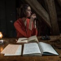Über den Film: Als die deutschen beginnen die Niederlande zu besetzen, wird es auch für die junge Anne Frank und ihre Familie zunehmend problematischer frei zu leben. Diskriminierungen gehören hier bereits zum Alltag, doch Anne möchte dies nicht einfach auf sich sitzen lassen. Bereits in der Familie scheut sie nicht die Aussprache rund  um das Tabuthema Judenverfolgung, auch wenn ihre Eltern versuchen sie aufgrund ihres Alters nicht mit deren Sorgen rund um die “Jagd” nach Juden zu belasten. So versucht die Familie den Lebensalltag einfach weiter zu führen, auch an Annes 14. Geburtstag. An diesem Tag bekommt Anne von ihren Eltern ein Tagebuch geschenkt, in dem sie sogleich beginnt all ihre Gefühle in Worte zu Text zu bringen und verfasst damit ganz unbewusst eine Dokumentation über die Grausamkeit der Judenverfolgung im zweiten Weltkrieg. Der Familienfrieden wird allerdings erschüttert, als die Familie einen Anruf der SS erhalten hat. Sie verkündigten der Familie, dass sie die ältere […]