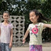 Englischer Titel: Fortune Favors the Brave Über den Film: In diesem Film geht es um zwei vietnamesische Kinder (Tien und Linh) die zusammen mit ihrer Mutter in einer kleinen Wohnung eines Hochhauses in Halle leben. Die Mutter muss jedoch kurzfristig auf unbestimmte Zeit wegen der Krankheit ihrer eigenen Mutter nach Vietnam reisen. Da es keine nähere Verwandtschaft in Deutschland gibt, kein Vater existiert und der Imbiss der Mutter weitergeführt werden muss, um die monatlichen Kosten (mitunter für Schutzgeld) tragen zu können, bleibt für die Mutter nur eine Option: Sie muss ihre beiden Töchter alleine lassen. Somit muss Linh mit ihren 11 Jahren alleine auf ihre kleine Schwester aufpassen, was sie aber mit einer absoluten Selbstverständlichkeit und ohne Wiederworte übernimmt. Sie schlüpft völlig in die Rolle ihrer Mutter und führt den geregelten Alltag mit voller Ernsthaftigkeit weiter. Lediglich Tien ist darüber nicht sehr glücklich, denn ihr Geburtstag naht und sie wünscht […]