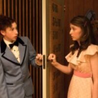 Über den Film: Die meisten dürften hinsichtlich Erinnerungen an ihre Kindheit viele positive Erlebnisse damit verbinden, auch wenn vieles mit der Zeit verblasst. Erst recht, wenn wir eben älter werden. Die erste Liebe zum Beispiel kann da viel verändern und so geschieht es auch zu Beginn dieses Films. Greta sitzt alleine auf einer Bank in ihrer neuen Schule mit einer Tupperdose in der Hand und wirkt nachdenklich, bis zu dem Punkt wo Elliot sich ihr mehr oder minder aufdrängt, einfach nur zum reden… Um Freunde zu sein. Der „Plan“ von Elliot geht soweit auch ganz gut auf, bis eine dreiköpfige Mädchentruppe sich in diesen ersten Kontakt einmischt. Sie legen Greta mehr als deutlich nahe, dass sie lieber von Elliot Abstand halten sollte. Mit so jemanden sollte man einfach nicht abhängen. Zwar versteht Greta die Botschaft, doch ist auch sie ziemlich speziell und besitzt definitiv nicht die sichtbaren Allüren der drei […]