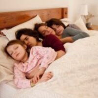 Über den Film: In diesem Film dreht sich die Geschichte zum Großteil um die fast 13 jährige Sara. Sie lebt zusammen mit zwei Müttern und ihrer jüngeren Schwester. Der Vater hat eine neue Beziehung aufgebaut. Das besondere an der Konstellation ist die Beziehung zwischen den beiden Müttern, denn in Argentinien war eine gleichgeschlechtliche Beziehung bis vor kurzem gesellschaftlich nicht sehr anerkannt. Das darüber geredet wird und man die Familie als „exotisch“ ansieht, dass wird spätestens dann klar, wenn in der Küche über ein gemaltes Bild und ein Anruf der Schule diskutiert wird, das die Schwester gezeichnet hat.