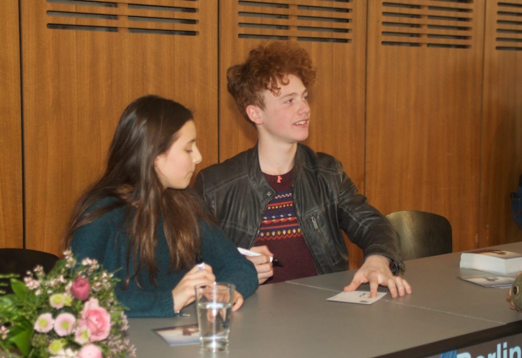 © Robin Albeck | Samuel Girardi und Mia Kasalo bei der Autogramrunde im Haus der Kulturen der Welt nach der Filmpremiere.