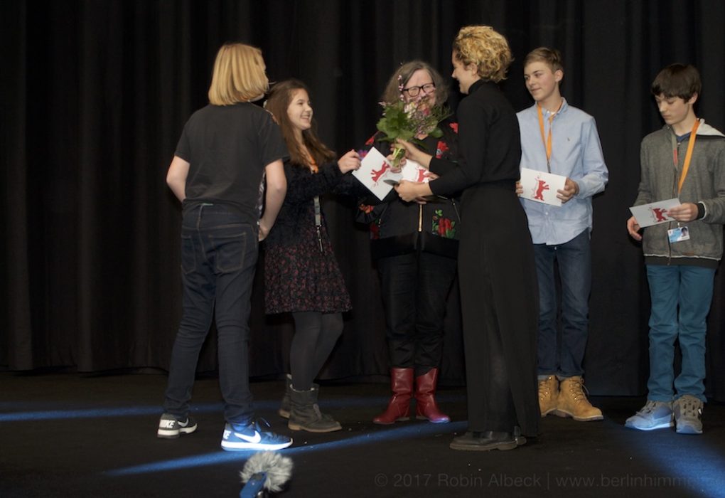 Die lobende Erwähnung der Kinderjury für einen Kurzfilm geht an: Hedgehog’s Home (Das Haus des Igels). Regisseurin Eva Cvijanovic nimmt ihren Preis entgegen.