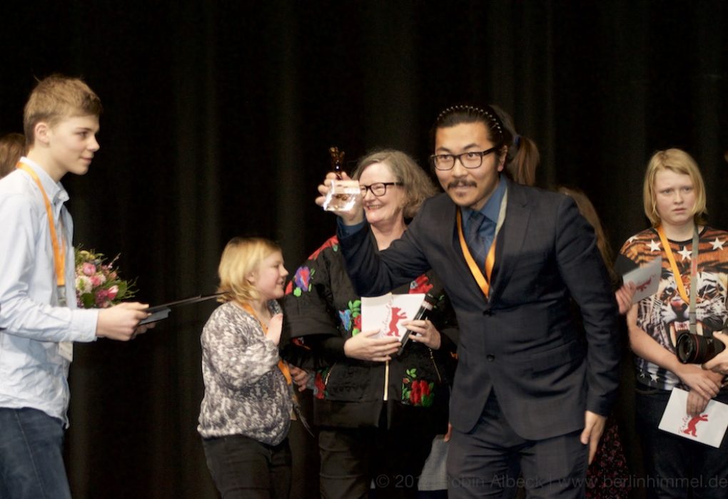 Der gläserne Bär für den besten Kurzfilm ging an Promise (Versprechen) von Xie Tian, der hier den Bären in der Hand hält.