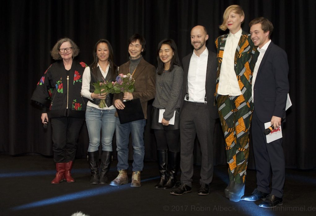 Der Film Becoming Who I Was | Werden wer ich war bekam den großen Preis der Internationalen Jury von Generation Kplus. Regisseurin Jin Jeon (2.v.l) und Regisseur Chang-Yong Moon (3. v.l.) nehmen den Preis entgegen.