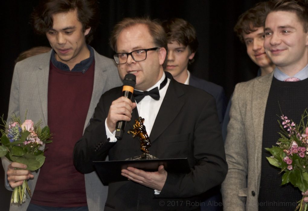 Regisseur Rafael Kapelinski bedankt sich für den Preis und seinem Team. Rechts im Bild Liam Whiting (Kyle).