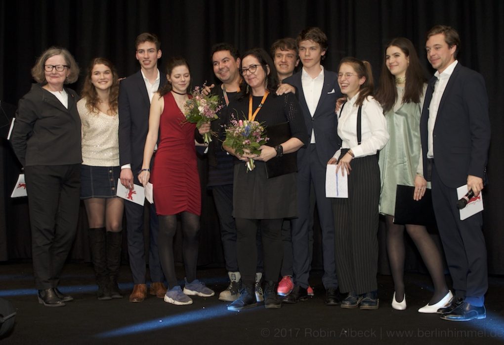 Die lobende Erwähnung für einen Kurzfilm der Jugendjury ging an: Snip. Regisseurin Terril Calder (vorne Mitte) im Gruppenbild mit der Jury