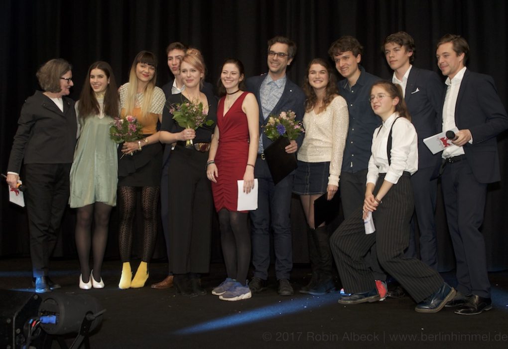 Gruppenbild mit Jugendjury und dem Gewinner der lobenden Erwähnung; Mathieu Denis für seinen Langfilm: Ceux qui font les révolutions à moitié n’ont fait que se creuser un tombeau