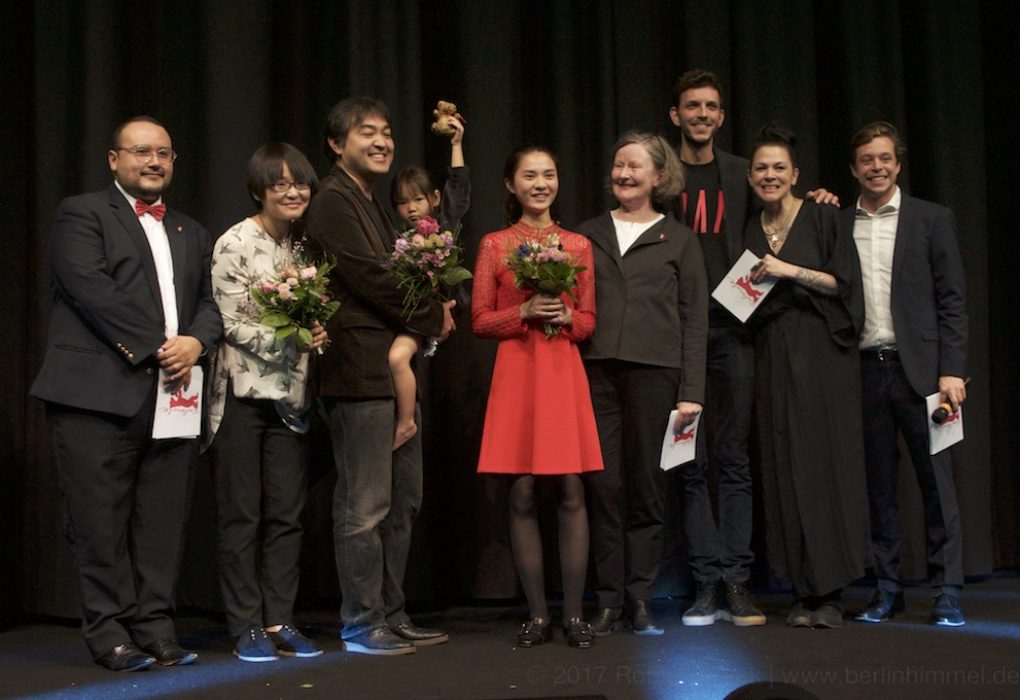 V.l.n.r: Jurymitglied Roberto Doveris (Las Plantas / 2016), Regisseurin Huang Ji, Regisseur Ryuji Otsuka mit seiner Tochter, Hauptdarstellerin Yao Honggui (Lynn), Maryanne Redpath (Sektionsleitung), Benjamin Cantu (Jury), Jennifer Reeder (Jury) und Tobias Krell (Co-Moderator)