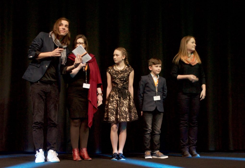 © Robin Albeck | V.r.n.l: Die Regisseurin Iveta Grófová, Matúš Bačišin (Kristian) und Vanessa Szamuhelová (Jarka)