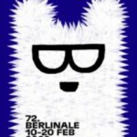 Seit gestern bahnt sich die Berlinale unaufhaltsam ihren Weg durch die Pandemie und der offizielle Start für den Verkauf von Tickets hat für die ersten beiden Festivaltage begonnen. Auch im zweiten coronageprägten Berlinalejahr ist wieder einiges anders als sonst… Das Festival findet, wie bereits erwähnt, unter 2G Plus Hygieneregelungen statt.  Tickets gibt es in diesem Jahr ausschließlich online auf der Website der Berlinale und ausnahmslos immer ab drei Tagen im voraus ab 10 Uhr. Den genauen Termin für den Start des Vorverkaufs für ein Ticket erfährt man bei der Auswahl seiner Wunschvorstellung. Wer Tickets kaufen möchte, sollte sich vor dem geplanten Kauf auf berlinale.de registrieren und um Zeit (und Nerven) zu sparen, empfehle ich auch die Registrierung bei eventim.de, worüber die Tickets nach erfolgreicher Reservierung verkauft werden. Die gekauften Tickets können wahlweise ausgedruckt oder unter iOS auch digital im Apple Wallet (iPad, iPhone, Apple Watch) gesichert werden. Es werden feste […]