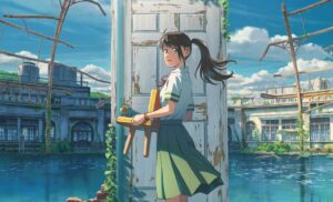 Ein Mädchen steht mit einem Kinderstuhl in der Hand vor einer alten Tür die frei herumsteht.