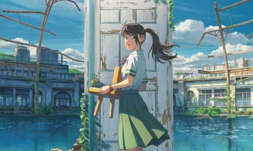 Ein Mädchen steht mit einem Kinderstuhl in der Hand vor einer alten Tür die frei herumsteht.