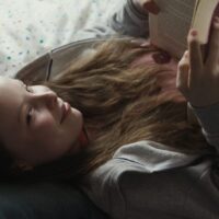 In Zeitlupe trifft eine Kinderhand auf die Wange von Marielle. Ihre beste Freundin hat sie geschlagen, weil sie von Marielle als Schlampe betitelt wurde. Dies hat bei ihr telepathische Fähigkeiten ausgelöst. Als sie von ihrer Mutter aus der Schule abgeholt wird, ist Marielle sehr still. Das irgendwas mit ihrem Kind nicht stimmt, spürt die Mutter, doch sie findet nicht raus was passiert ist, da ihre Tochter dazu schweigt. Erst beim gemeinsamen Essen mit beiden Eltern rückt Marielle damit raus was passiert ist und das sie seit dem Schlag alles sehen kann, was ihre Eltern am Tag erlebt haben. Bis ins kleinste Detail kann sie wiedergeben, was im Büro des Vaters oder beim Treffen der Mutter mit einer Freundin passiert ist. Beide Eltern blicken sich sichtlich ratlos an, wiegeln es aber erst mal als Spiel ab. So etwas kann schließlich nicht möglich sein. Am Abend reflektieren beide Eltern noch einmal, was […]